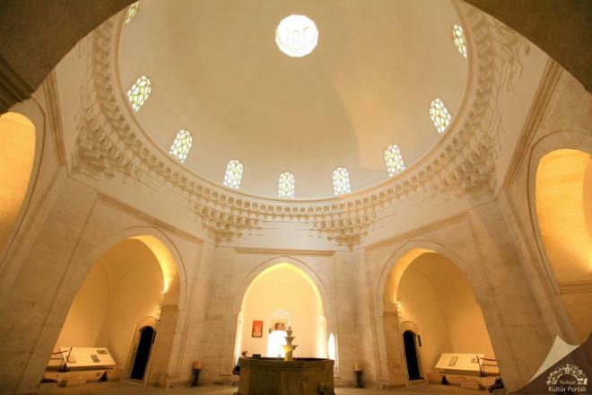 Sultan 2'nci Bayezid Klliyesini oluturan ve o dnemde akl hastalklarnn mzik ve su sesi ile tedavi edildii &#8220;ifahane ve Tp Medresesi&#8221; Trakya niversitesi tarafndan kinci Bayezid Klliyesi Salk Mzesi'ne dntrlmtr.<br>    Mzeye 2004 ylnda Avrupa Konseyi tarafndan "Avrupa Mze dl" verilmitir.    <br>kinci Bayezid Klliyesi Salk Mzesi ziyaret saatleri  <br>  Yaz Dnemi: 08.30 - 19.30    K Dnemi: 08.30 - 17.30