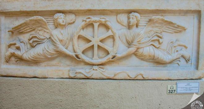 stanbul Arkeoloji Mzeleri, 1992 ylnda, Avrupa Konseyi tarafndan &#8216;&#8217;Yln Mzesi&#8217;&#8217; seilmitir.    <br>stanbul Arkeoloji Mzesi Ziyaret Saatleri     Yaz Dnemi: 09:00 - 18:00 (15 Nisan - 30 Ekim)    K Dnemi: 09:00 - 16:00 (30 Ekim - 15 Nisan)