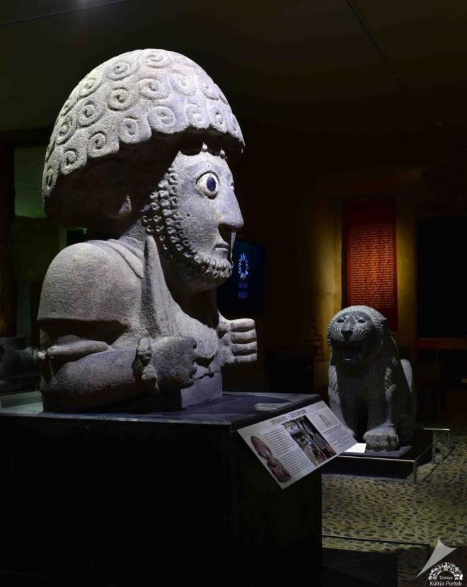 Hatay Arkeoloji Mzesi<br>    M. 4 binli yllardan balayan tarihi gemii ile Hatay, birok dnemin ve medeniyetin kltr ve tarihi vesikalarn bnyesinde toplayan bir ehirdir. Hatay&#8217;da kaz almalar 1932 ylnda balamtr.