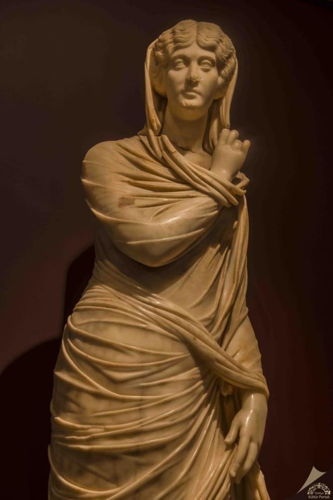 Tarih ncesinden gnmze uzanan geni bir yelpazeye sahip Mze Koleksiyonlar corafik, kronolojik ve tematik bir dzenlemeye sahiptir.