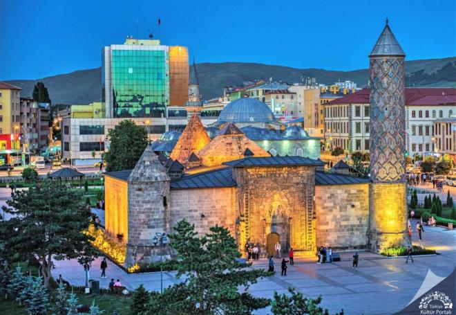 Yakutiye Trk slam Eserleri ve Etnografya Mzesi &#8211; Erzurum<br>    Yakutiye Medresesi lhanl Hkmdar Sultan Olcayto dneminde Gazan Han ve Bolugan Hatun adna, Hoca Yakut Gazani tarafndan 1310 ylnda yaptrlmtr.