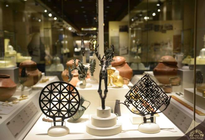 Anadolu Medeniyetleri Mzesi &#8211; Ankara  <br>  Anadolu Medeniyetleri Mzesi Ankara Ulus, Atpazar olarak adlandrlan semtte, Ankara Kalesi&#8217;nin d duvarnn gneydou kysnda yeni ilev verilerek dzenlenmi iki Osmanl binasndan olumaktadr. Bu yaplardan biri Mahmut Paa Bedesteni, dieri Kurunlu Han&#8217;dr.