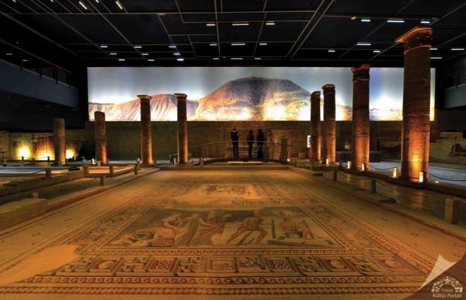 Zeugma Mozaik Mzesi gerek bina bykl gerekse sergilenen mozaiklerin kaplad alan bakmndan dnyann en byk mozaik mzelerinden biridir. Mozaiklerin stn bir sanat zevkini yanstmas, Ge Antik Dnem kiliselerine, Erken Sryani ve Hristiyan ikonografisine ait rnekleri barndrmas mzeyi daha da ekici hale getirmektedir.