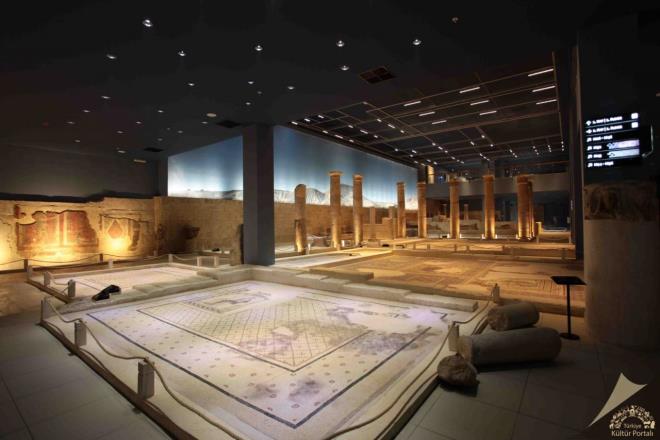 amzn en nemli arkeolojik keiflerinden olan Zeugma Antik Kenti&#8217;nden kartlan ve bu dnemde sanatn ulat zirve noktasnn rneklerini meydana getiren mozaiklerin haricinde yine Roma Dnemi&#8217;ne ait heykeller, stunlar ve emeleri de mzede grebilmek mmkndr.