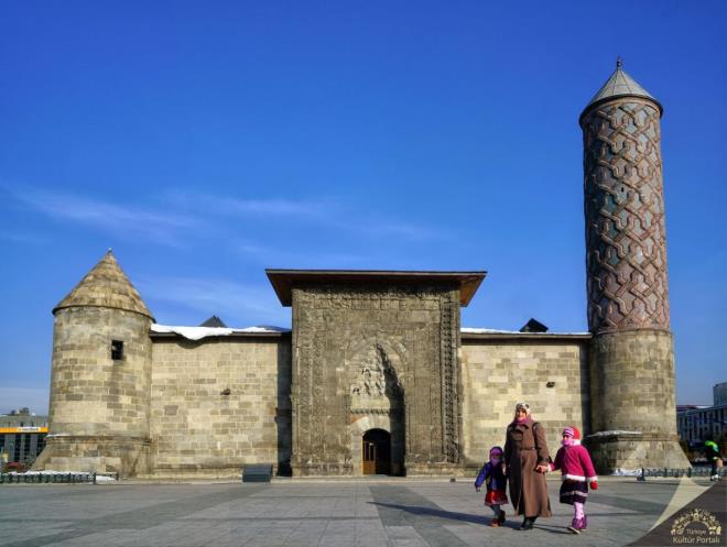 Anadolu'daki kapal avlulu medreselerin en by olan Yakutiye Medresesi, plan dzeni, dengeli mimarisi ve iri motifli sslemeleri ile Erzurum'un en gsterili yaplarndan biridir.