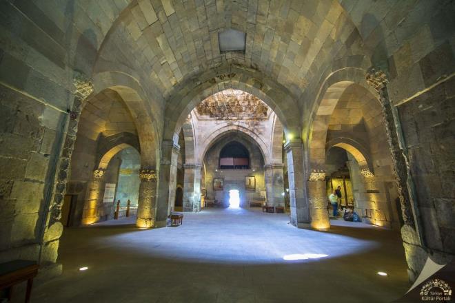 zerinde  penceresi bulunan yap, klah ile rtldr. Avlunun sa ve solunda karlkl beik tonozlu altar oda sralanmtr. Bunlardan sa kedeki odadan ayn zamanda minareye klmaktadr. renci ve hocalarn odalar snf ve derecelerine gre belirlenmitir. Bu nedenle her odann giriinde farkl bir ileme dikkat ekmektedir.    1995 ylnda restore edilen medrese, gnmzde Yakutiye Trk slm Eserleri ve Etnografya Mzesi olarak kullanlmaktadr.    Yakutiye Trk slm Eserleri ve Etnografya Mzesi ziyaret saatleri    Her gn ak olan mzeyi 08.00 ile 17.00 saatleri arasnda ziyaret edebilirsiniz.