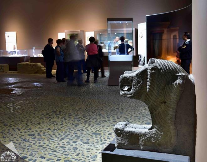 The Committeeforthe Excavationandits Vicinity adl komitenin yapt kaz almalar bata Antakya, Harbiye olmak zere Samanda&#8217;da Seleuceia Pieria'da srdrlm ve kazlarda ortaya kan zengin mozaik eser koleksiyonu bugn dnyann yaklak 20 mzesine ve zel koleksiyonlarna dalm durumdadr.