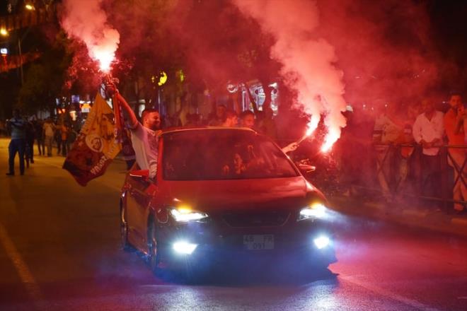 Spor Toto Sper Lig&#8217;in 33. haftasnda Galatasaray'n, Medipol Baakehir&#8217;i 2- 1 malup ederek ampiyon olmas tm yurtta cokuyla kutland.