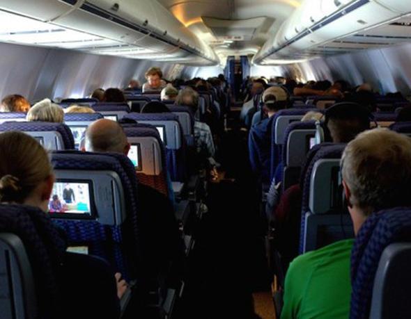 Ayrca ebeke sinyalleri de uu sistemlerine zarar verebilir. Uu modu, cihaznz dk emisyon durumuna geirerek bu sorunu zyor. Mobil telefon ebekeleri radyo dalgalar kullanyor. Uuta ncelikle engel olunmak istenen de bu dalgalar.