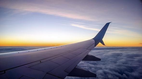 Yani zetle arpma nleyici sistemler, radar ya da iletiim sistemleri hatal davranmaya balayabilir. Birden fazla elektronik cihazn devrede olmasyla ortaya kacak sinyal karmaas daha byk bir etkiye de yol aabilir. Bugne dek elektromanyetik etkileim sonucu arzalanan bir kritik sistem bildirilmi deil; ancak bu yine de ciddiye alnmas gereken bir risk.