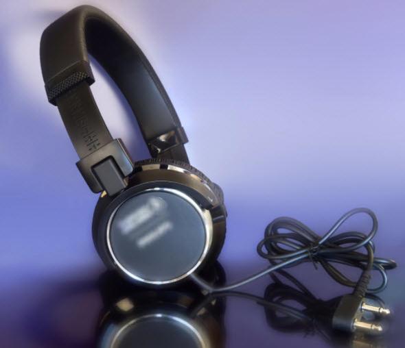 Havaclk kurallarna gre, yolcu uaklar havalanmadan nce acil durumlarda yolculara ne yaplacann anlatlmas gerekiyor. Bu bilgilendirmeyi kabin memurlar yapabilecei gibi irketler hazrladklar videolar ekranlardan yaynlyor.