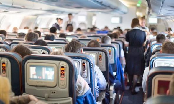 Popular Science'n haberine gre uaklarda 'aviyonik' denilen elektronik tabanl navigasyon ve iletiim sistemleri bulunur. Kokpitteki bu elektronik sistemler olduka hassas. Elektronik cihazlarn yayd sinyaller, bunlarn frekanslarna yakn deerdeyse, kokpitteki sinyal ve gstergeler zarar grebiliyor.