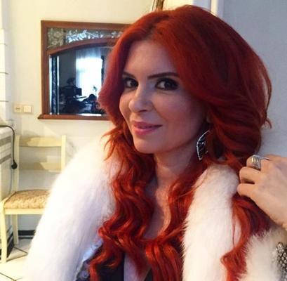 Almanya doumlu oyuncu Aylin Kabasakal, 2016 yapm romantik komedi ierikli Hanm Kyl dizisinde yer almt.Krmz sal yeni imajyla dikkatleri ekmiti.