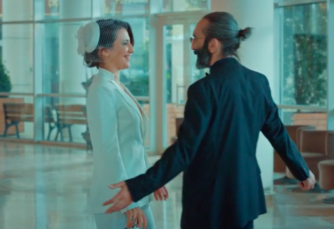 Gne ile ayn evde yaayan fakat ikinci kez evlilie pek scak bakmayan Adem Buse'yi almak iin evliliin art olduunu renince Gne'e ;  &#8220;Evleniriz nedir ki evlilik, formalite icab bir evlilik bir imza ite&#8221; der. Sosyal medyann diline den bu sahnenin sonrasnda Gne'in tepkisi de olay olur.