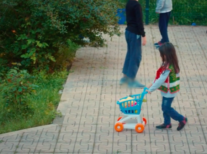 Hibir zaman anne olamayacan Adem'e syleyen Gne, bu yzden ayrlmak ister. Fakat Adem bunu kabul etmez ve koruyucu anne-babalk teklif eder. Bu teklif karsnda ok etkilenen Gne, yetitirme yurdundan Buse adnda dnya tatls bir kz ocuuna snr.