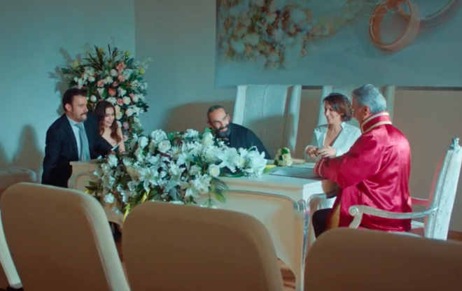 Gne ise &#8220;Baya baya evleniyoruz yani&#8221; der.  Daha sonra Adem, &#8220;Ne yapalm baa gelen ekiliyor&#8221; diyerek fitilin ucunu ateler.    Sosyal medyann diline den bu sahne izleyiciden ok yorum ald.