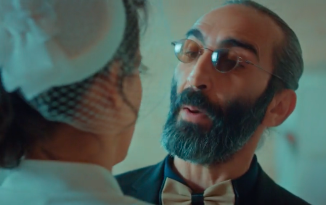 Buse'yi evlatlk edinmek iin hemen yetkililer ile gren Adem ve Gne aldklar cevap karsnda ok zlrler. Kurum yetkilileri, ocuklarn sadece evli iftlere verildiini sylemesi zerine Adem'den seyircinin tepkisi eken o szler ard arda gelir...