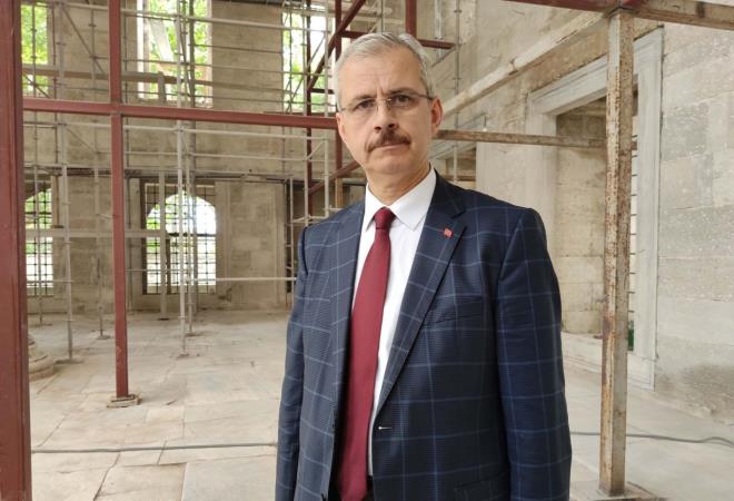 iz btn imentolar yapdan uzaklatryoruz. nk gnmz restorasyon tekniine zarar veriyor. 14.11.2011 tarihinde bilim kurulu tarafndan alnan karar var. Bu kararda, 'imentolu niteliksiz ilik ve dlklarn sklmesine' diye karar vermi. Karara gre bir numune yaptk ve restorasyonda bunlar yapya uygulayacaz." dedi.