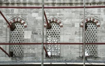 stanbul'un nemli kltr ve turizm varlklarndan biri olan Sultanahmet Camii'nde devam eden restorasyon almalar srasnda iskelenin avlu duvarndaki beton pencerelerin krlarak kurulmas tartma yaratt. Restorasyonu stlenen stanbul Vakflar Birinci Blge Mdrl, krlan yerlerin 1960'lardan sonra yapldn belirterek tarihi bir deerinin olmadn aklad.