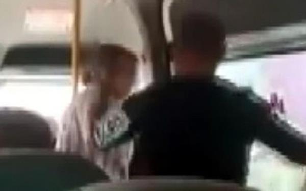 MERSN'de, yolcu tamacl yapan minibste bir adam, ei olduunu ne srd bir kadnn yzne defalarca yumruk att. Kendisine tepki gsteren yolcular, "Benim karm deil mi? stediimi yaparm" diyerek tehdit eden adamn yumruklarn baka bir kadn yolcu cep telefonu ile kaydedip sosyal medyada paylat.