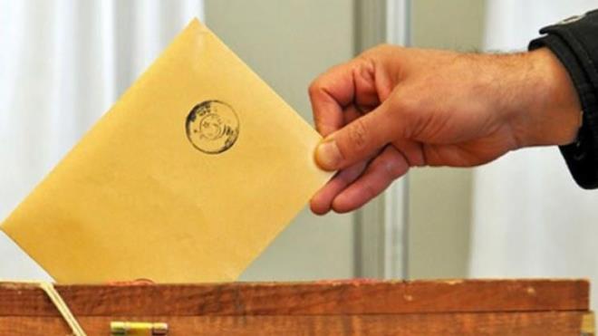 Demirta'n serbest braklaca sylemi etkili<br>    Gezici, CHP'nin 'her sanda bir avukat' syleminin hatal olduunu belirterek, bu tutumun CHP'li semenin tatil rehavetine girmesine yol aacan savundu. Murat Gezici ise, Demirta'n serbest braklaca gibi sylemlerin yaylmasnn "ehir efsanesi" bile olsa, mtedeyyin Krt semen zerinde, olumlu etki yaratt grnde.