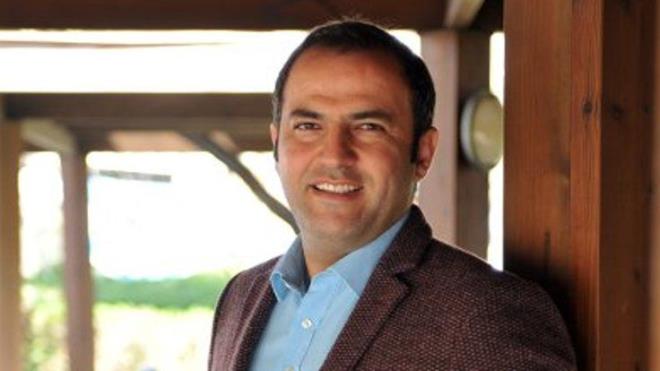 Muhalefet bire bir temas ve ikna yntemi kullanmal<br>    Muhalefetin, her sanda bir avukat syleminden ok bugnden itibaren sahada kolektif olarak bire bir alma yapmas lazm, 100 bin gnllyle evlerin zillerine basarak, bire bir temas ve ikna yntemi kullanmal" diyen Gezici, stanbul'da oy vermeyen mtedeyyin, orta snfn altnda gelir grubuna ait semene TV kanallaryla ulamann mmkn olmadn ileri srd. Gezici, bu semenlere ancak "farkl kanaat nderleriyle" ulalabileceini savundu.