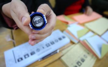 stanbul seimi iin deerlendirmelerde bulunan kamuoyu aratrma irketleri, semenini sanda gtrmeyi baaran tarafn avantajl olacana dikkat ekiyor.