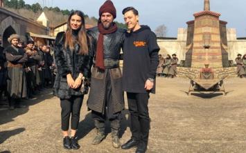 TRT dizisi Dirili Erturul'da Erturul Bey karakterine hayat veren Engin Altan Dzyatan, Alman asll Trk futbolcu Mesut zil'e tarihi bir hediye verdi.