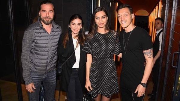 Mesut zil, diziyi izlerken Londra'daki evinden sk sk paylam yapm hatta Gle ile dizinin setini ziyaret edip tm ekibi tebrik etmiti.