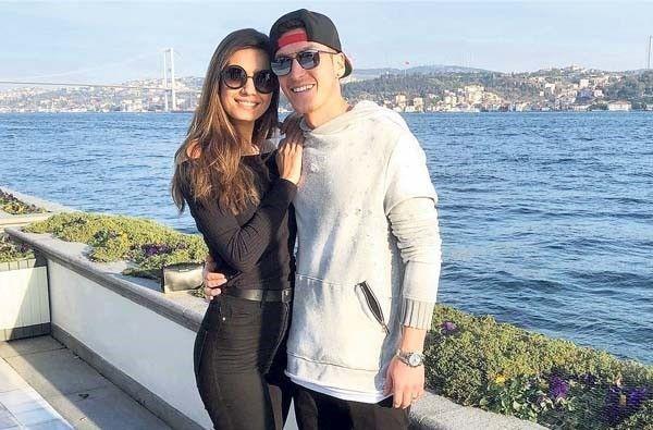 Futbol kariyerine  ngiltere Premier Lig takmlarndan Arsenal'de devam eden Trk asll Alman futbolcu Mesut zil'e Engin Altan Dzyatan&#8217;dan tarihi bir hediye geldi.