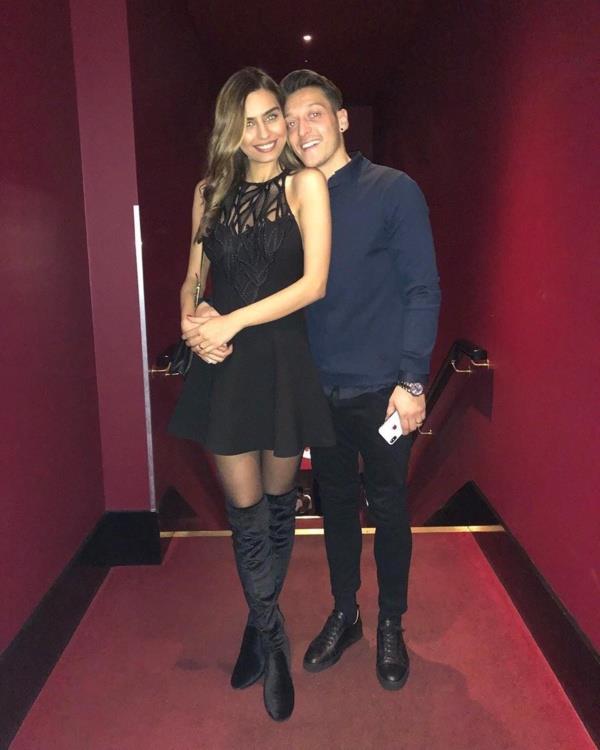 Mesut zil'in yakn dostunun hediye ettii kostm, Londra'daki ok sayda Osmanl eserinin yer ald 35 milyon euroluk lks malikanesinin ba kesine koyaca bildirildi.