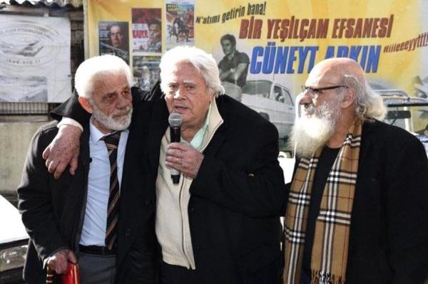 Etkinlikte grntlenmiti  <br>  Cneyt Arkn getiimiz gnlerde bir etkinlikte grntlenmiti. 1977 ylnda ekilen stasyon adl filmde Grgr Ali rolnde kulland otomobili ve asayii bozan mafya eteleriyle komiser Tahsin rolnde mcadele ederken kulland polis aralarn ve 60'l yllarda kendisine ait olan otomobilini gren Arkn byk mutluluk yaamt