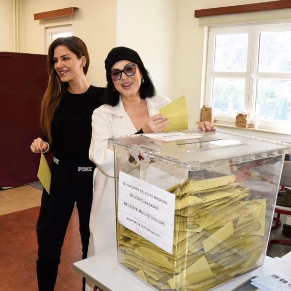 Memur bir ailenin kz olan oray, mahallelerinde oturan Emel Yldz'n sayesinde Yeilam sinemasna ilk admn atmtr. Film setinde Trker nanolu tarafndan farkedilen Trkan oray sinema hayatna Kyde bir kz sevdim filmiyle balamtr.