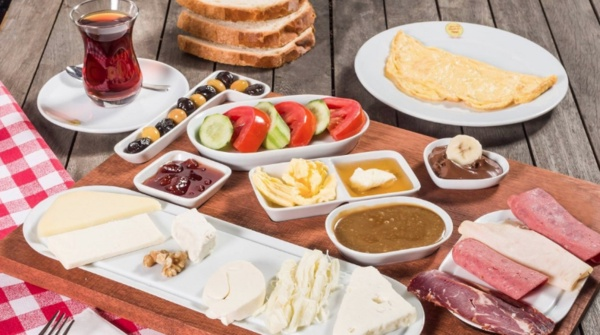 Oru ncesinde kiilerin en az drt veya alt n ile beslendiini ramazan aynda ise bu nlerin bir anda iki ne dtn ve bu nedenle bedenlerin sahurdan mahrum braklmamas gerektiini syleyen amr &#8220;Sahur sizin kahvaltnz yerine geecektir. kahvalt gnn en nemli n olduuna gre sahurda ramazann en nemli ndr. Sahurda hazm ve sindirimi kolay, yksek enerji ieren, proteinli besinler tercih edilmelidir. orba, kahvaltlk gibi besinlerin tercih edilmesi daha dorudur&#8221; diye konutu.