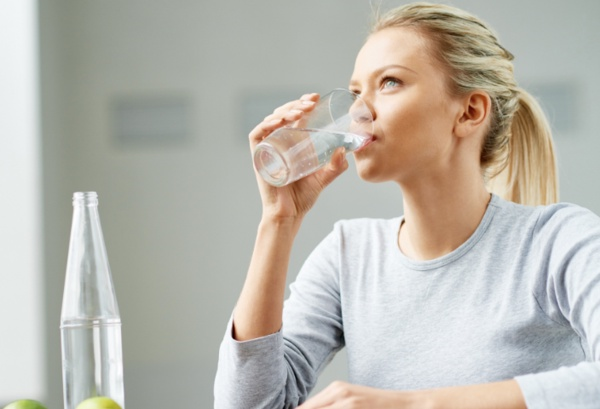 En az bir buuk litre su tketilmeli: u aralar artan scaklar da gz nnde bulundurarak su tketiminin daha da fazla artrlabileceini syleyen amr ayn zamanda su tketimi ile ilgili de, &#8220;Sahurda en az bir litre iftarda ve sonrasnda ise bir buuk veya iki litre su iilmesi lazm. ftarda uzun sreli alktan sonra birden yklenilmemeli, hzlca ve ok yemek yenilmemelidir. Balang iin kahvaltlklar ve hurma yerinde bir karar olacaktr.