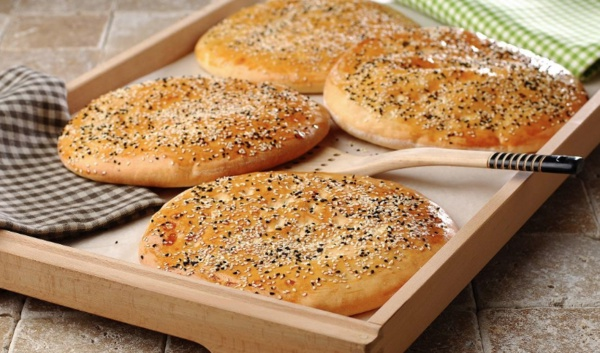 Ramazan Pidesine Dikkat!: Ramazann olmazsa olmaz olan ramazan pidesi konusunda da uyaran amr, itah ac ramazan pidelerinin miktar ayarlanamad durumlarda kilo aldrabildiini belirtti. Tam buday ekmeklerinin belli bir sre sonra ierisindeki posa nedeniyle daha abuk tokluk hissedilmesine neden olduunu syleyen amr, pide de bu durumun geerli olmadn belirterek, &#8220;Ramazan pidesi yedike daha ok yeme istei uyandryor.