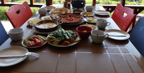 Daha sonrasnda 1 kase orba ile devam edebilirsiniz. orbadan sonra 30 dakikalk bir ara hem midenizi dinlendirecek hem de kan ekerinizin ok hzl ykselmesini engelleyip kilo almanza engel olacaktr. Sonrasnda ise hafif yemek tercihleriyle devam etmelisiniz. Izgara et veya tavuk, kymal veya etli sebze yemekleri, hatta frnda veya buulama balk alternatifleri tercihleriniz arasnda olmal &#8221;dedi.