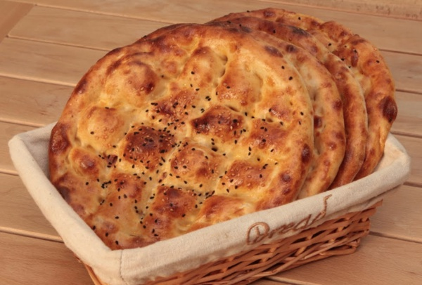 Tatl olarak Glla: Kilo almak istemiyorsanz ve pide yemek istiyorsanz miktarn dengeleyebilir ya da pideyle vedalap tam buday ekmeiyle devam edebilirsiniz. Tatl olarak ise kk bir para glla veya bir porsiyon stl tatl yiyebilirsiniz. Ancak dk kalorili tatllarda olsa tatl tketimini de snrlandrn. zellikle her gn tatl yemekten kann&#8221; eklinde konutu.