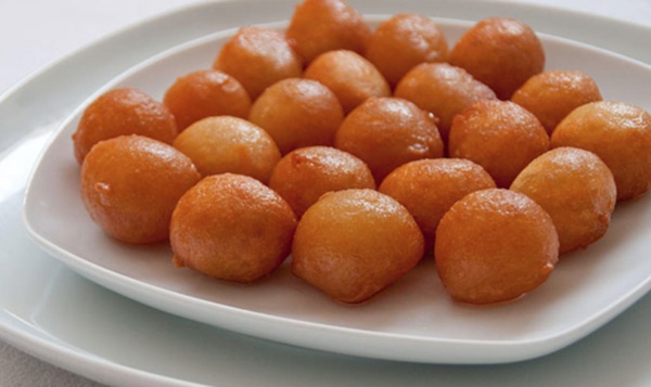 Diyetisyen Glta Day amr, ramazan ayndan nce her gn hamurdan yaplan tatllar, fazla yal yemekler yenilmezken ramazan aynda daha zenli ve eitli sofralar hazrlanmas nedeniyle masalarn tatl ve hamur iinden olutuunu bu yzden de ramazan aynda salkl beslenme dzeninin bozulduunu belirtti.