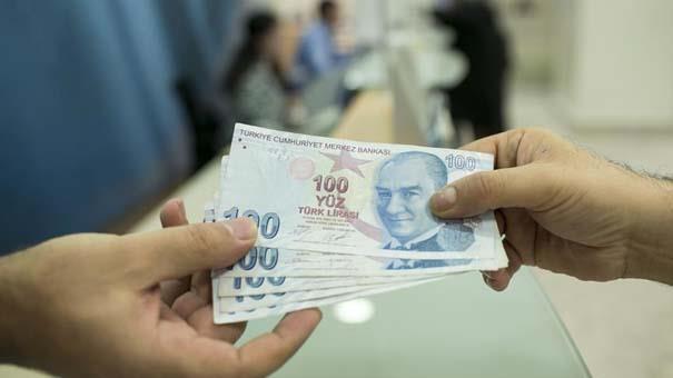 Emekliler ve malulen emekli olmu malullk ayl alan kiiler Ramazan Bayram ncesi 1.000 TL ikramiye alacaklar. Dul ve yetim ayl alan kiiler ise lm ayl orannda bayram ikramiyesi alabilecekler. rnein kocasndan dul ayl alan ve alan kadn, yzde 50 orannda lm ayl alr. Bu durumda aylk alan du ee 500 TL bayram ikramiyesi denecek.