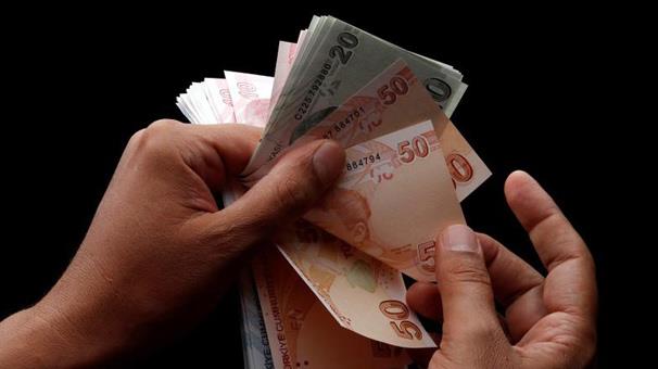 Bayram ikramiyesinden yalnzca emekliler deil, SGK&#8217;dan gelir ve aylk alan btn kiiler yararlanabiliyor. Bunlar emekliler, maluller, dul ve yetim ayl alan kiiler, i kazas sonras srekli i gremezlik geliri alan kiiler, i kazas sonras srekli i gremezlik geliri alrken vefat eden kiilerin hak sahipleri, sosyal gvenlik szlemesi imzalanm lkelerde almas bulunan ve Trkiye&#8217;den ksmi gelir ve aylk alan kiiler...