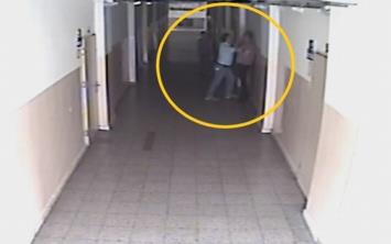 ANKIRI'da bir ortaokulda veli tarafndan ders esnasndaki retmen koridora karlarak darp edildi. Olay an, okulun gvenlik kameras ile anbean kaydedildi.