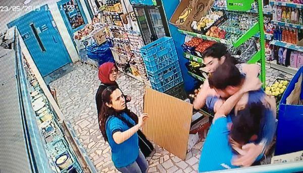 Olayn ardndan ift marketten kaarken, ieride bulunanlar ise panikle dar kt.