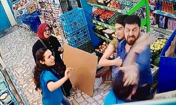 Kavga annda maket ban savuran market grevlisi ifadesi alnmak zere polis merkezine gtrld.