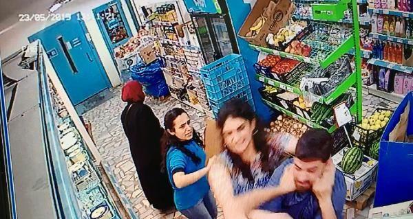 Marketteki grevliyle tartan kii daha sonra grevliye yumruk att.