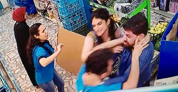 ddiaya gre einin marketten ald kayman bozuk olduunu ne sren bir kii, eiyle birlikte markete geldi.