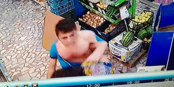 STANBUL Kasmpaa'da eiyle birlikte markete gelen bir kii, ald kayman bozuk olduunu iddia ederek grevliyle tartt. Kavgaya dnen ve kadn kasiyerin yaraland kavga gvenlik kamerasna yansd.