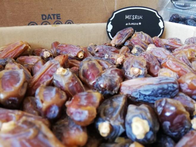 MERUK HURMA    Hac ve Umre ziyaretlerinde ikram edilmek zere tercih edilen, lezzetli ve besleyici bir hurma eiti olarak sofralarda yerini alr.