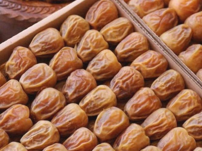 SUKKER FAHR HURMA    Kaln etli, lif oran yksek ve tok tutucu olan Fahir, Araplarn zel misafirlerine sunduu bir eittir.