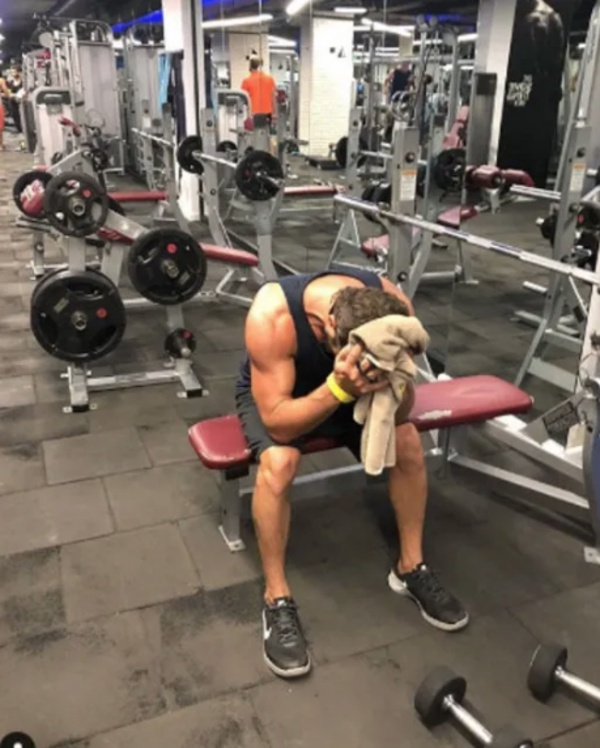 nl oyuncu Ahmet Kural son zamanlarda kendisini spora adad. Youn bir program sonucunda fazla kilolarndan kurtulan oyuncu, kasl vcudunu sk sk sosyal medya hesabndan takipileriyle paylayor.